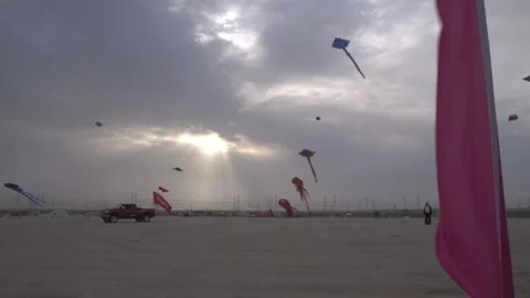 Multiple kites in desert sky Video stock 174956804