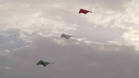 Multiple kites in desert sky Video stock 174957694