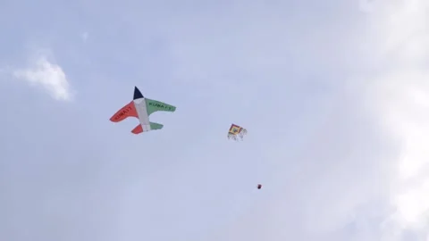 Multiple kites in desert sky Video stock 174958827
