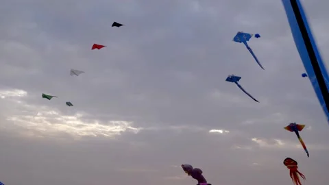 Multiple kites in desert sky Video stock 174960015