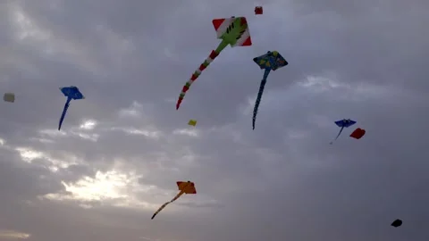 Multiple kites in desert sky Video stock 174961485