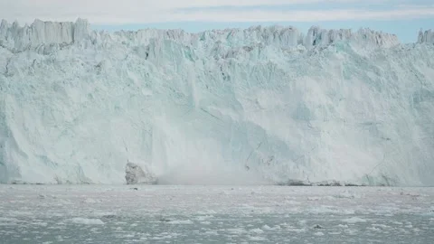 Multiple Large Glacier Calving Events at Eqi Glacier Greenland Vidéo 345587900