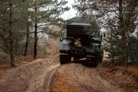 Multiple launch rocket system In combat conditions on the battlefield 库存照片