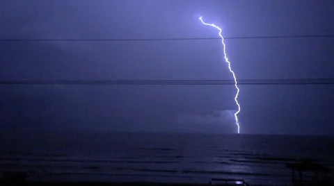 Multiple lightning strikes over ocean slow motion 720p 库存影片 56969435