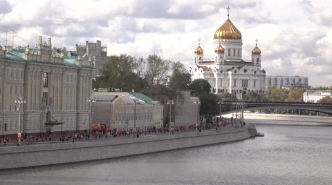 Multiple marathon runners and Russian landmark Moscow Cathedral of Christ the Stock Footage
