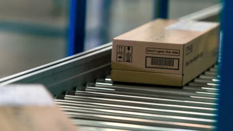 Multiple Packages moving quickly along an Assembly Line Vídeos de archivo 131963776