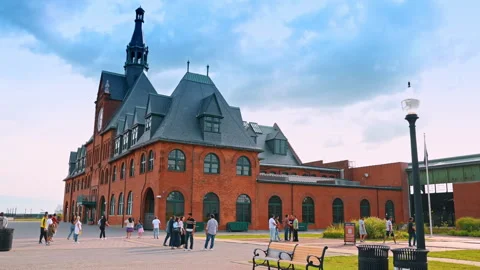 Multiple people at the Central Railroad building of New Jersey Terminal Vídeos de archivo 318736933