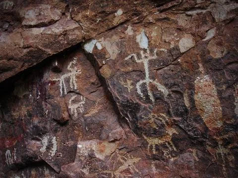 Multiple petroglyphs on cave wall - Snake Gulch, Arizona Stock Photos