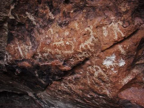 Multiple petroglyphs on cave wall - Snake Gulch, Arizona Stock Photos