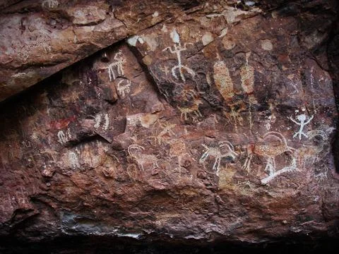 Multiple petroglyphs on cave wall - Snake Gulch, Arizona Stock Photos