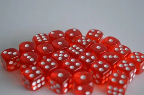 Multiple red plastic arcylic d6 six sided die dice variable focus Stockfoto's
