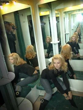 Multiple reflection of the girl in the mirrors. Foto stock