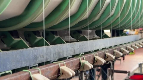 Multiple rotating bobbins collect fine threads simultaneously along a mechanized 库存影片 329276285