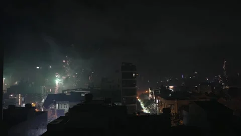 Multiple Simultaneous Tet Fireworks over Night cityscape in Vietnam Vidéo 339638289
