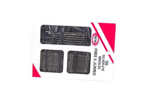 Multiple sized silver sewing needles in a pack isolated over white Foto stock