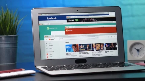 Multiple Social Media Websites Open on a Laptop Computer Stockbeeldmateriaal 106408304