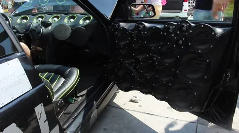 Multiple subwoofers in a car Vídeo Stock 51977351