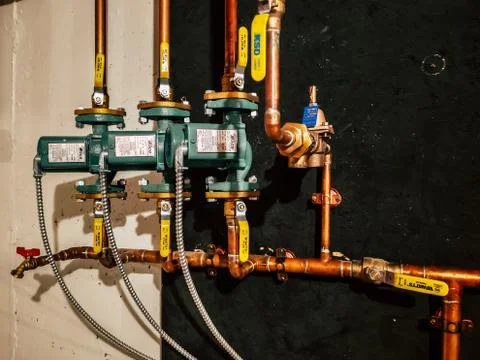 Multiple Taco 007 circulator pumps on a very neat copper piping system Foto stock
