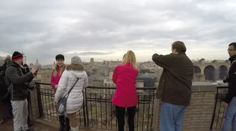 Multiple tourists visiting Palatine hill with ruins of Roman Forum Video stock 47743096