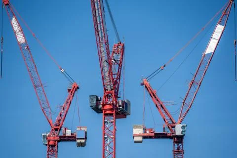 Multiple tower cranes above a concrete structure. Stock-Fotos