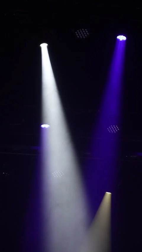 Multiple white and purple stage spotlights with diagonal beams Vidéo 345741034