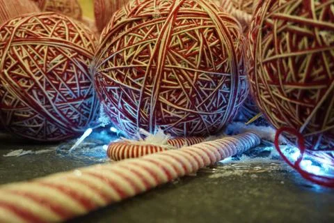 Multiple wool balls in white and red Stockfoto's