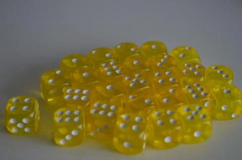 Multiple yellow plastic arcylic d6 six sided die dice variable focus Foto stock