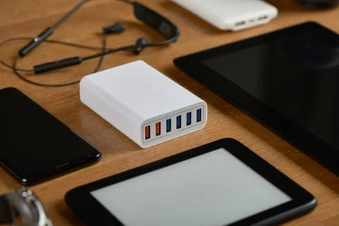 Multiport charging station with various device Foto stock