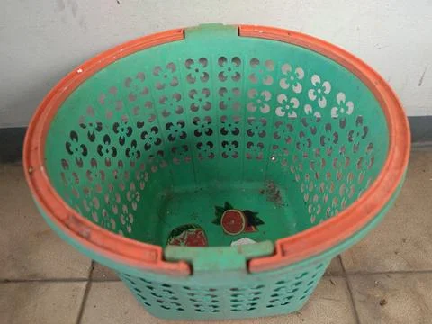 Multipurpose plastic basket in green and orange colors Stock-Fotos