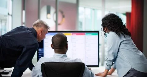 Multiracial Agile Developer Team Collaborating On Kanban Board In Office Foto stock