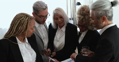 Multiracial business people working inside bank office Vídeos de archivo 172538495
