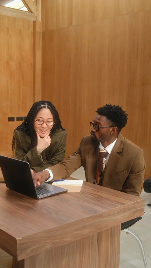 Multiracial Colleagues Discussing Business Data on Laptop in Office 库存影片 333932754