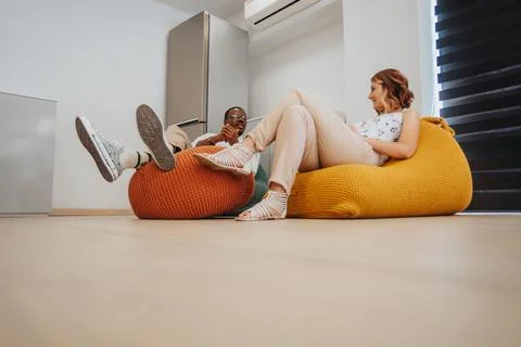 Multiracial employees taking a break at work, enjoying a positive atmosphere 스톡 사진