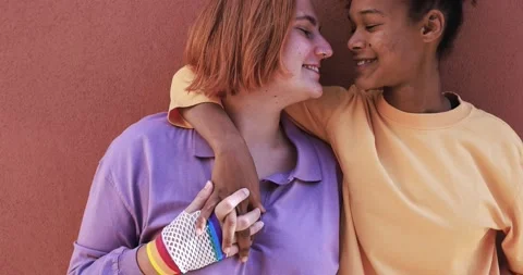 Multiracial lesbian couple having tender moment together Vídeo Stock 170603862