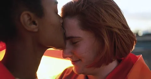 Multiracial lesbian couple having tender moment outdoor 库存影片 170604781