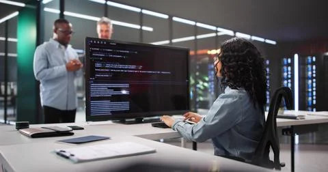 Multiracial Programming Team Working Together To Develop Innovative Software  Stockfoto's