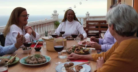 Multiracial senior friends doing dinner together at home outdoor Vidéo 141122903