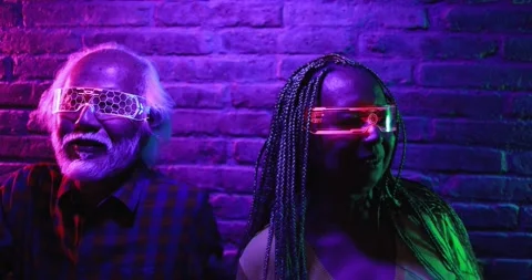 Multiracial senior friends having fun using augmented reality goggles Vídeo Stock 174242585