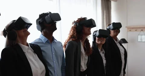 Multiracial teamwork having fun wearing virtual reality headset 库存影片 172537716