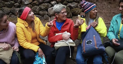 Multiracial women taking a break in the forest during hiking day Vídeos de archivo 164376407