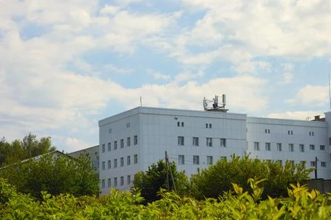 Multistory building with a telecommunications antenna array on the roof stand Fotos de archivo