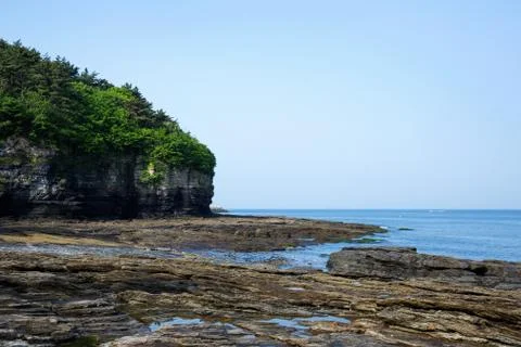 Multistory layered rough and sedimentary rocks Foto stock