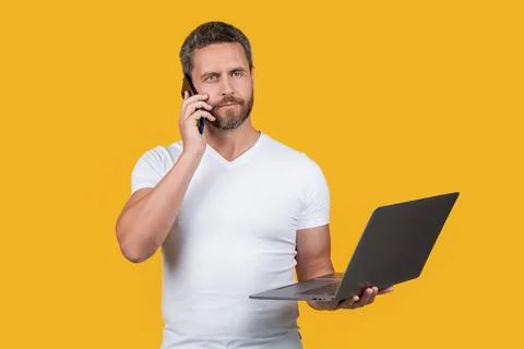 Multitasking freelancing man talk on phone. multitasking man freelancing on Foto stock