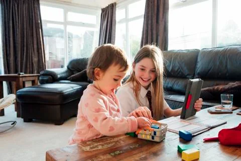 Multitasking Siblings and Study Stockfoto's
