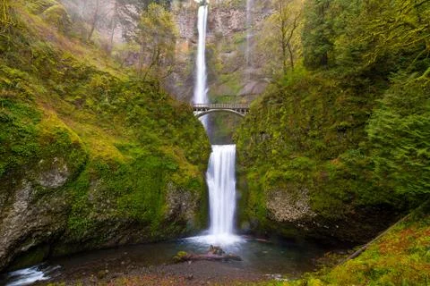Multnomah Falls by Benson Bridge Springtime in Oregon Fotos Stock