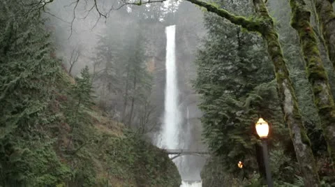 Multnomah Falls Bridge at a Distance Vídeos de archivo 10580090