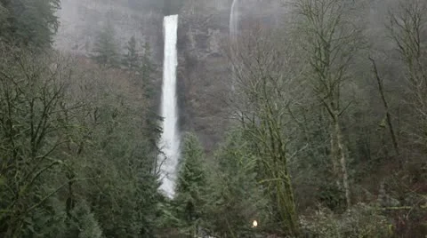Multnomah Falls at a distance! Vídeos de archivo 10580095