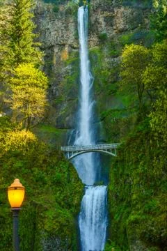 Multnomah Falls with foot bridge Foto stock