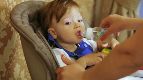 Mum feeds child botle Stock-Footage 64536558