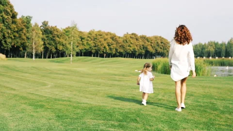 Mum with a small daughter walks. Stock Footage 106411284